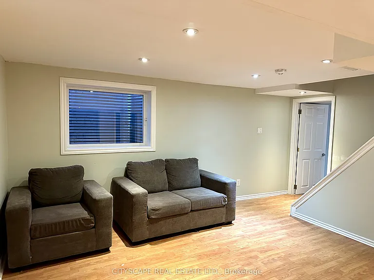 116 Rexway Dr E — Photo 10