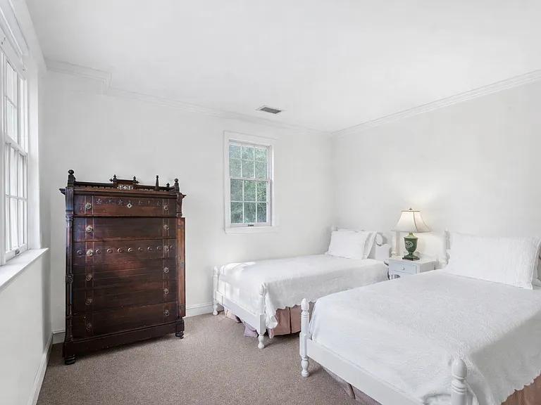45 Quogue St — Photo 12