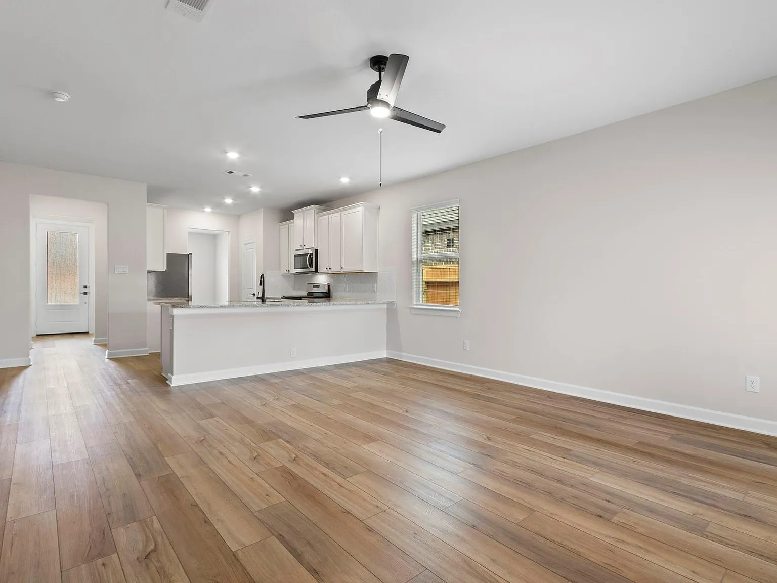 3 bed, 2.0 bath, 1570 sqft, $2,510 — Photo 4