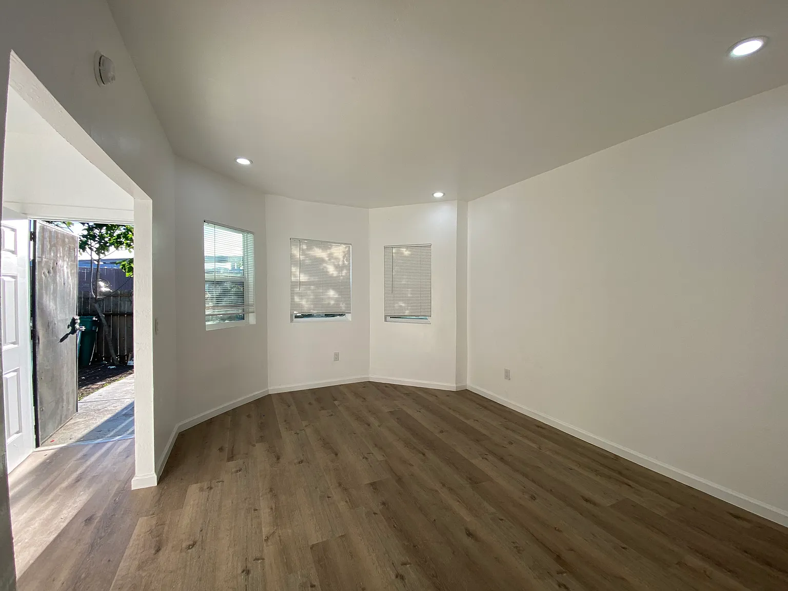 3 bed, 924 sqft, $3,250 — Photo 3