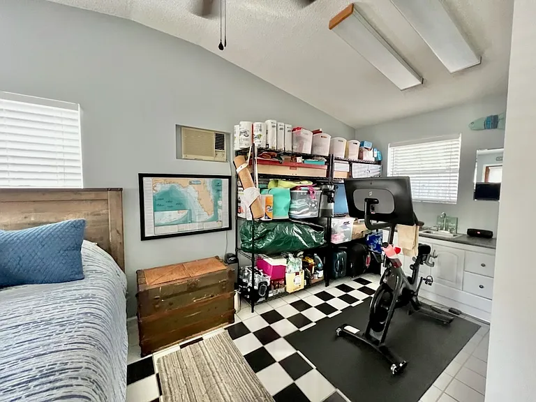 334 Plymouth Ave — Photo 4