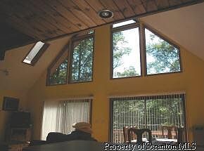 4th image of 665 Lakeview Ct