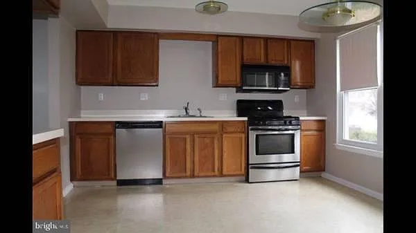 24 Blue Jay Dr — Photo 2
