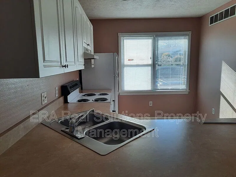 2 bed, 1.5 bath, $895 — Photo 4