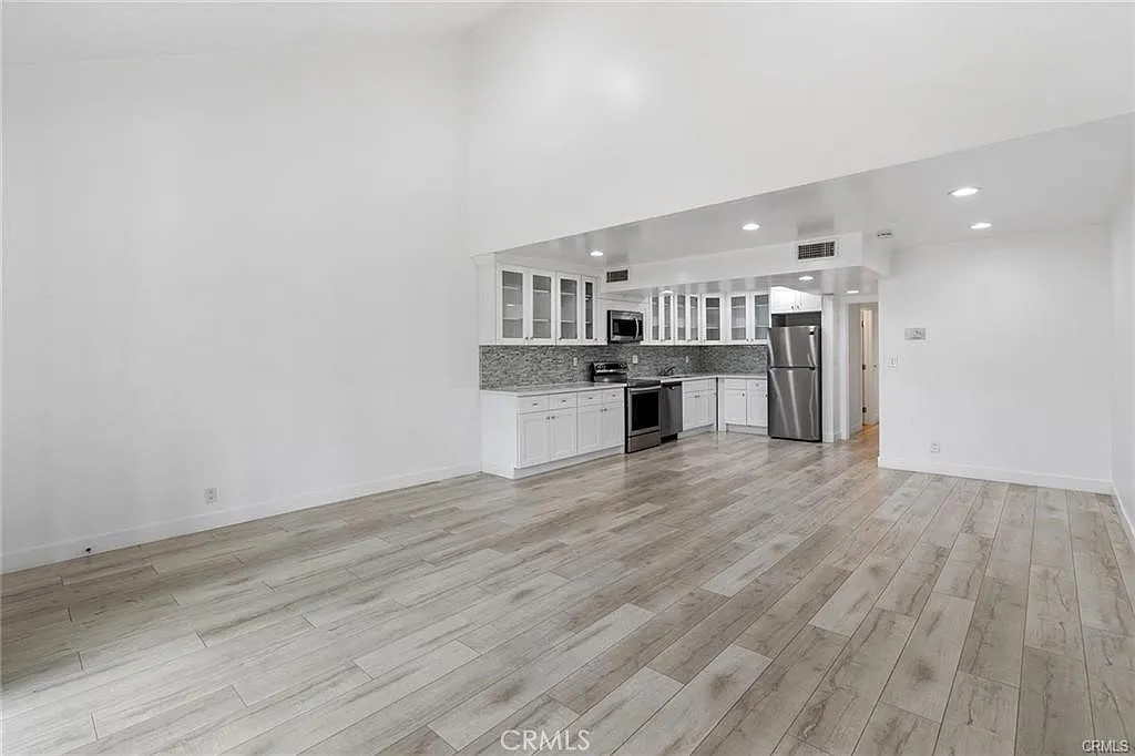 2 bed, 1011 sqft, $3,800 — Photo 2