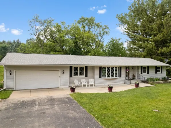 W8748 Pine Hollow Rd, Poynette, WI 53955