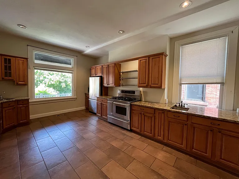 347 Stratford Ave #1 — Photo 2