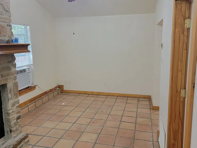 18422 Hilltop Dr — Photo 9