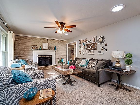 Cozy Living room-2 skylights