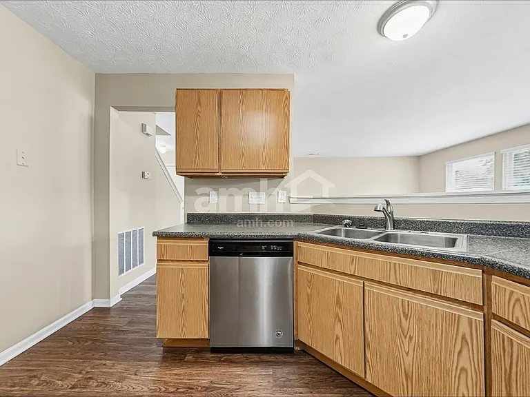 220 Hartford Ct — Photo 3