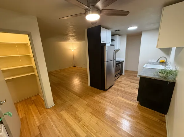 19535 River Rd APT 5, Gladstone, OR 97027