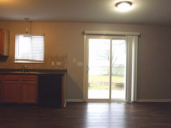 5th image of 595 Hobart Dr