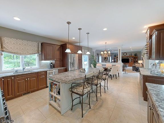 3rd image of 11 Hickory Dr