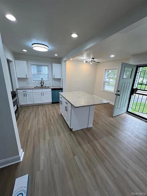 3 bed, 1.0 bath, 780 sqft, $1,450 — Photo 3