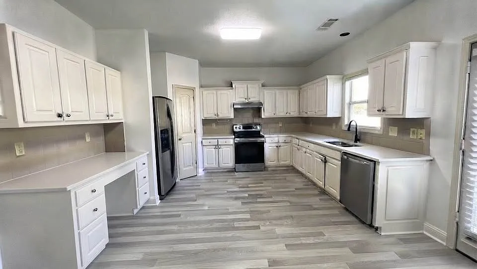 5 bed, 2598 sqft, $2,450 — Photo 2
