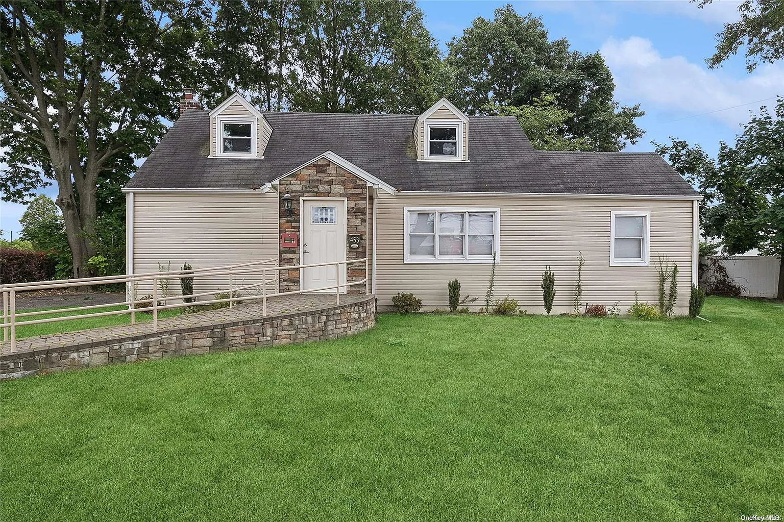 453 S Oyster Bay Road photo 1