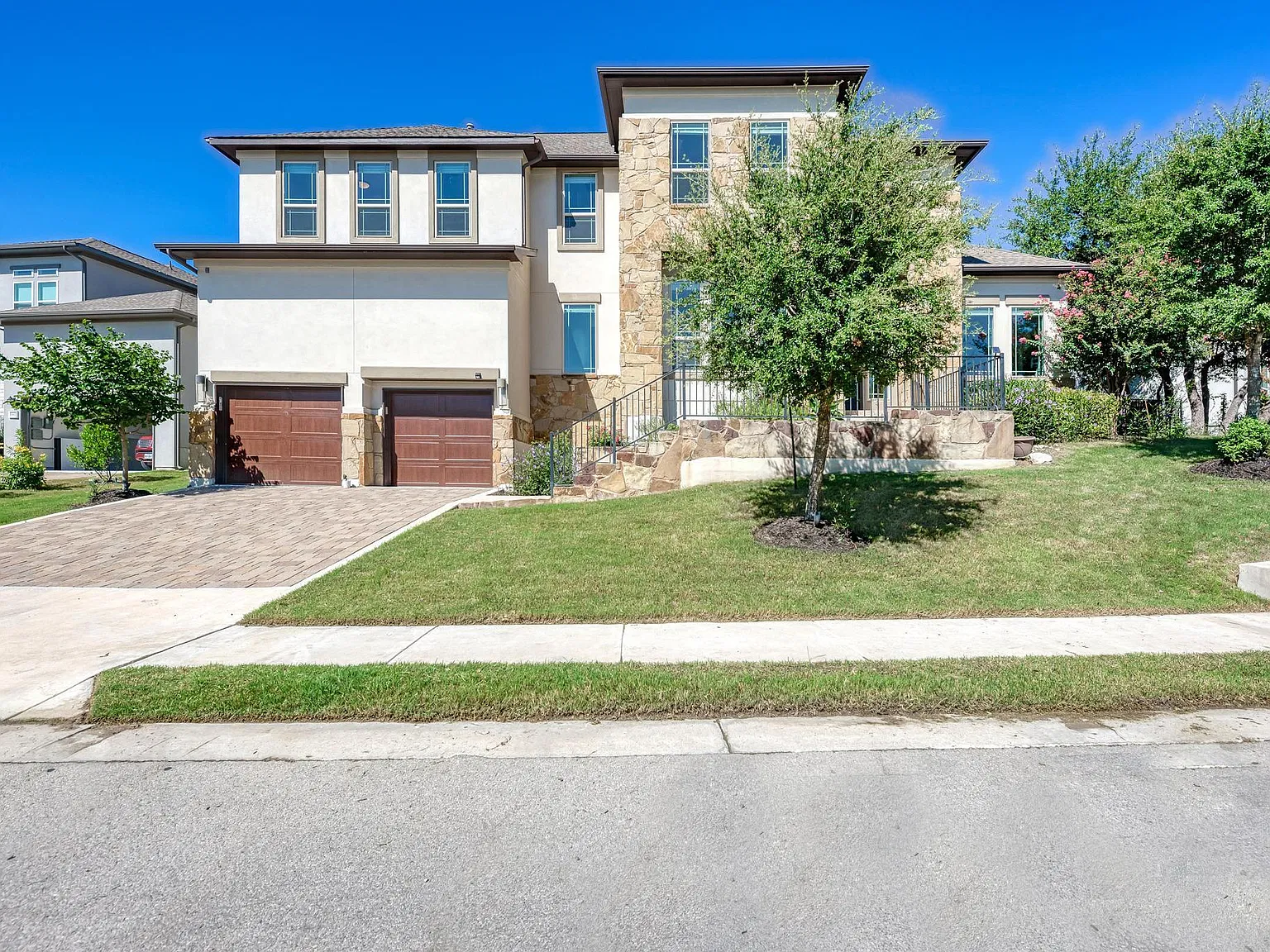 5 bed, 4.5 bath, 4090 sqft, $6,600 — Photo 2