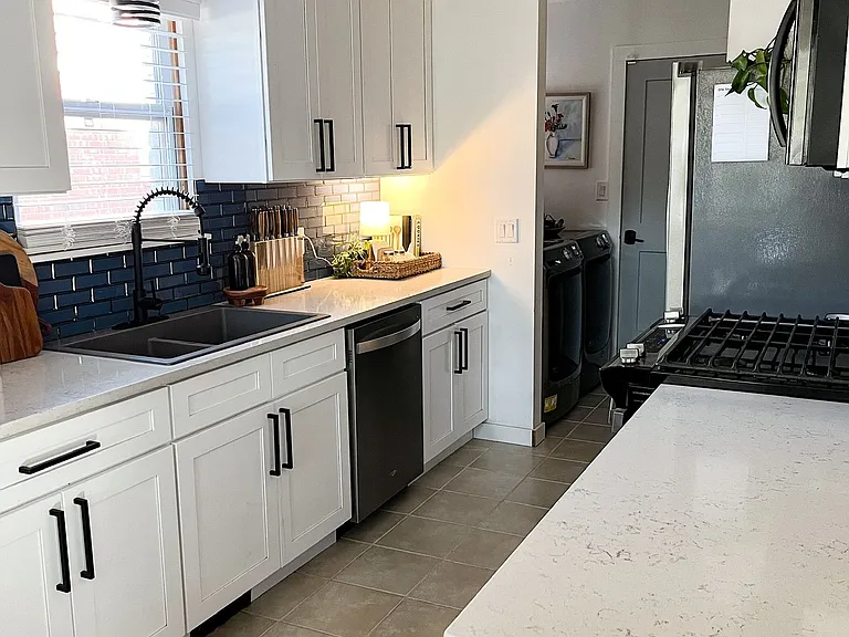 120 E 56th Pl — Photo 2