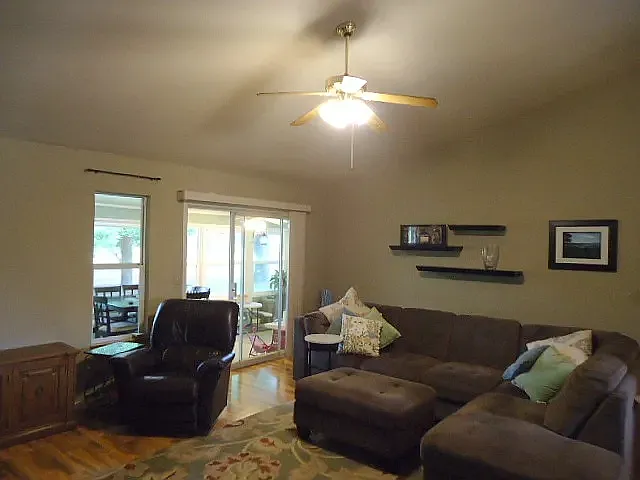9225 Stanford Ln — Photo 7