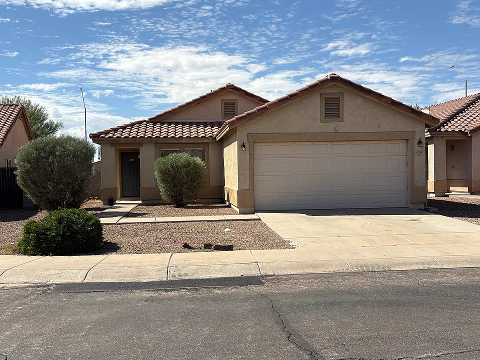 694 W Kingman Loop