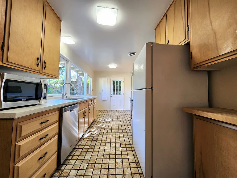 329 Colorado Ave — Photo 4
