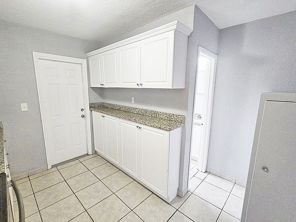 4th image of 505 SE 23rd St #1