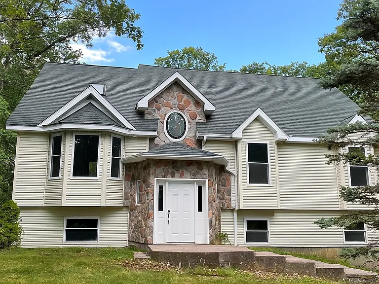 2193 Lake Dr — Photo 2
