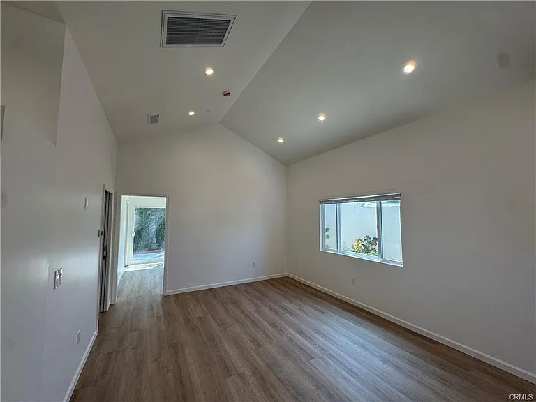 5032 Serrania Ave — Photo 4