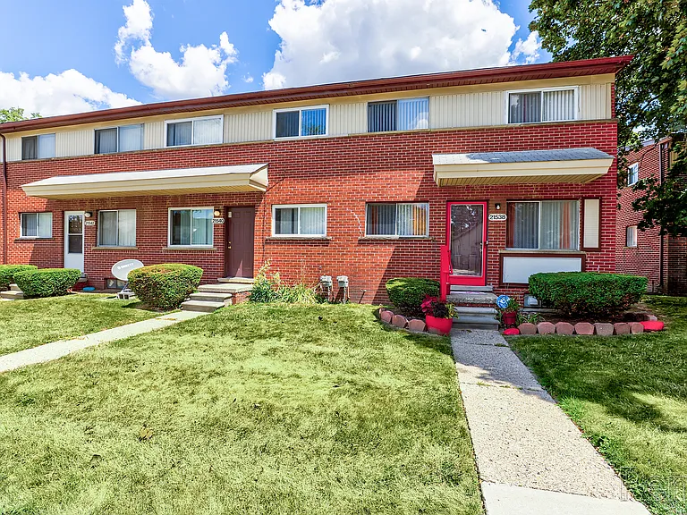 MacArthur Manor Apartments — Photo 16