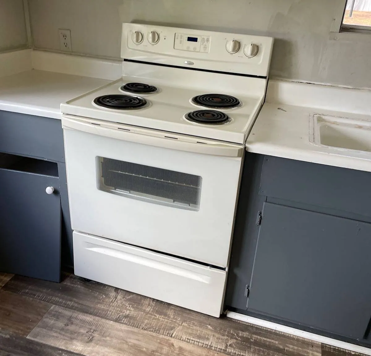 2 bed, 1.0 bath, 696 sqft, $8,000 — Photo 2