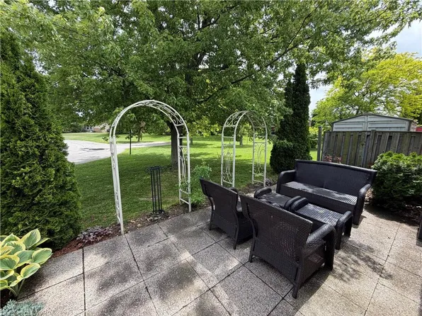 9 Gates Ln, Hamilton, ON L9B 1T8