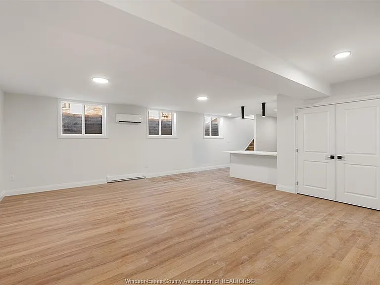 160 McLellan Ave #B — Photo 12