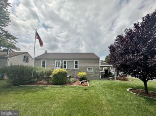 24 Mill Creek Rd, Levittown, PA 19057