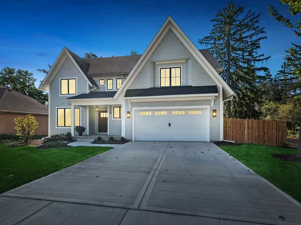 6 W Bauer Rd, Naperville, IL 60563