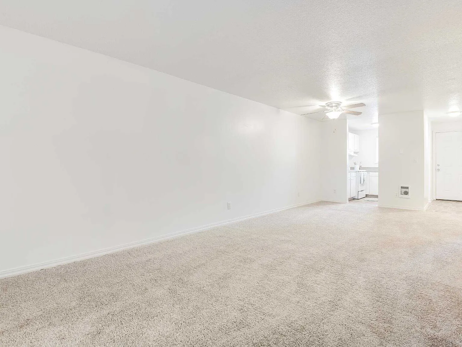 Colonial Villa Apartments — Photo 4