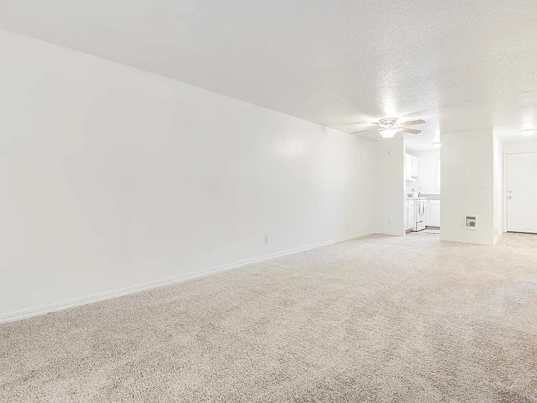 Colonial Villa Apartments — Photo 4