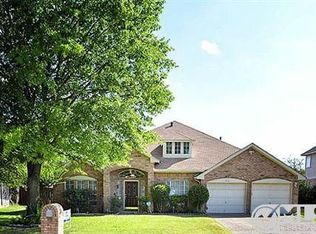 813 Tradonna Ln, Hurst, TX 76054