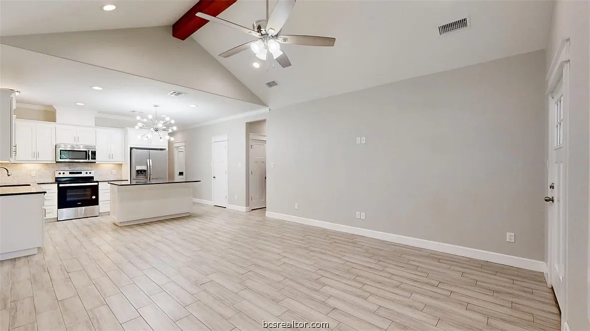 3 bed, 2.0 bath, 1335 sqft, $2,000 — Photo 2