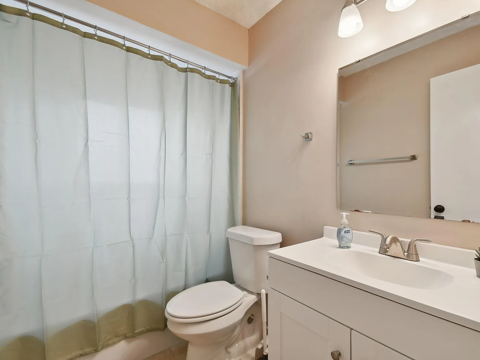 4 bed, 3.0 bath, 1876 sqft, $979 — Photo 3