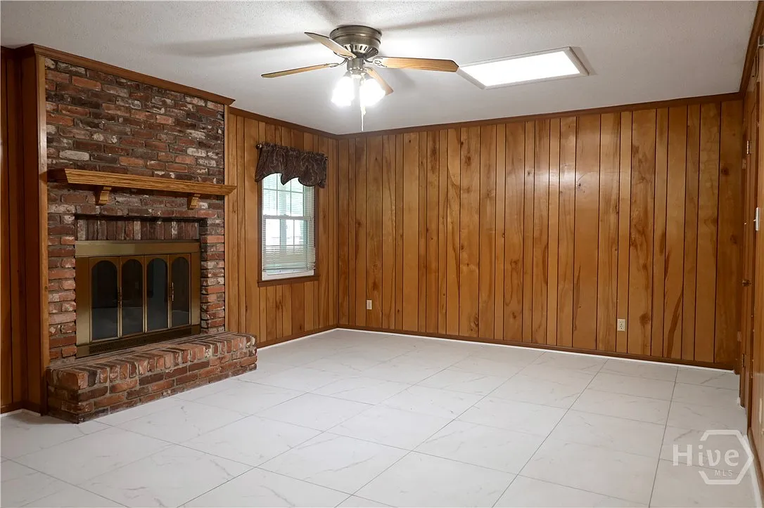 4 bed, 2.0 bath, 2550 sqft, $2,350 — Photo 2