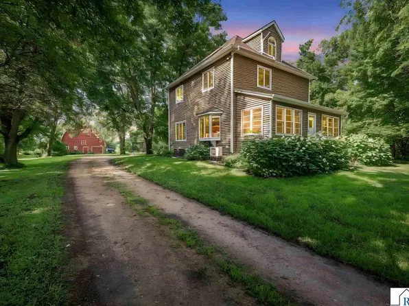 35780 110th St, Blue Earth, MN 56013