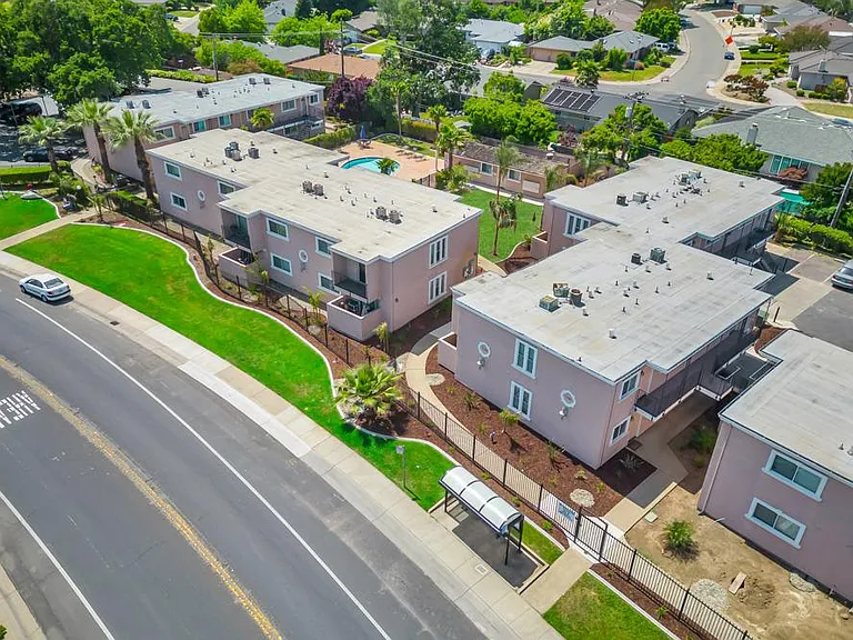 South Land Park Apartments — Photo 2