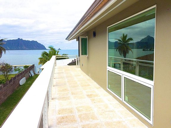 Wrap around lanai for your potted plants.