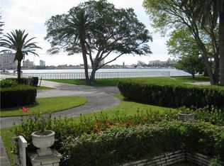 907 N Northlake Dr, Hollywood, FL 33019