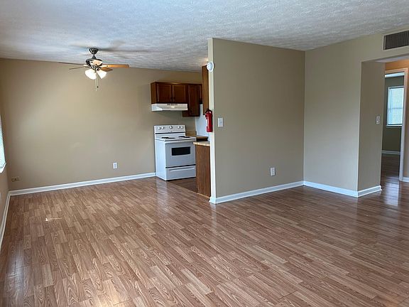 3rd image of 3717 Camelot Dr