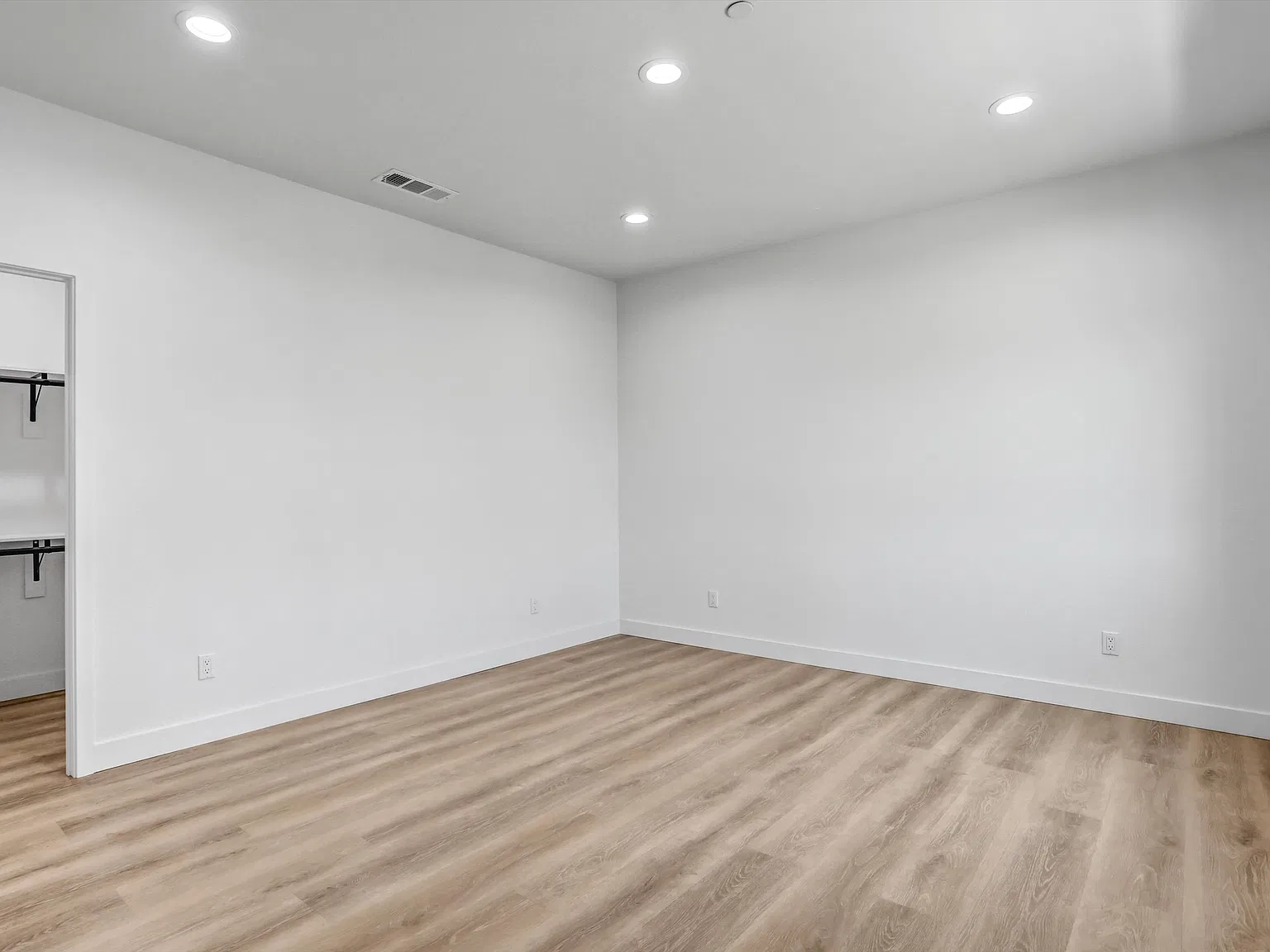 5 bed, 3.5 bath, 2088 sqft, $4,500 — Photo 4