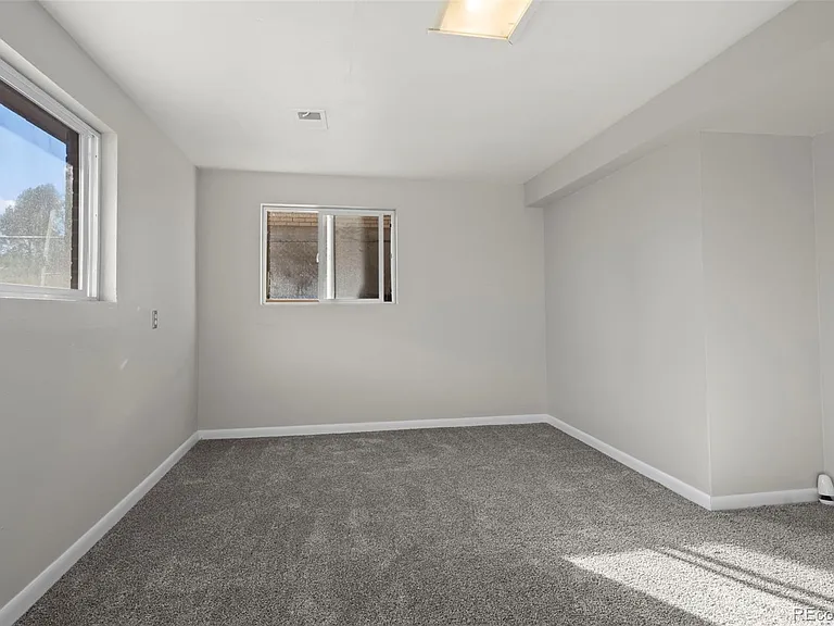 455 S Oak St — Photo 17