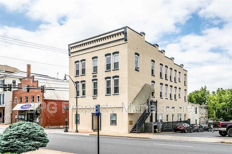 Photo 1 of 44 - 205 N Main St #6 - Harrisonburg, VA Primary Photo - 205 N Main St #6