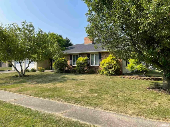 401 Crown Point Dr, Sherman, IL 62684