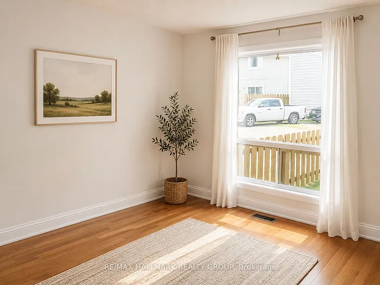 1374 Perez Cres — Photo 2